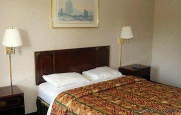 Budget Inn Mount Airy Exterior foto